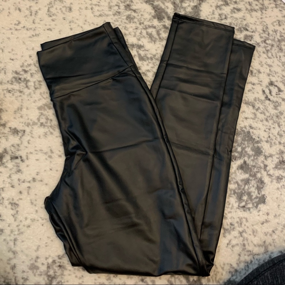 FAUX LEATHER LEGGINGS SIZE LARGE